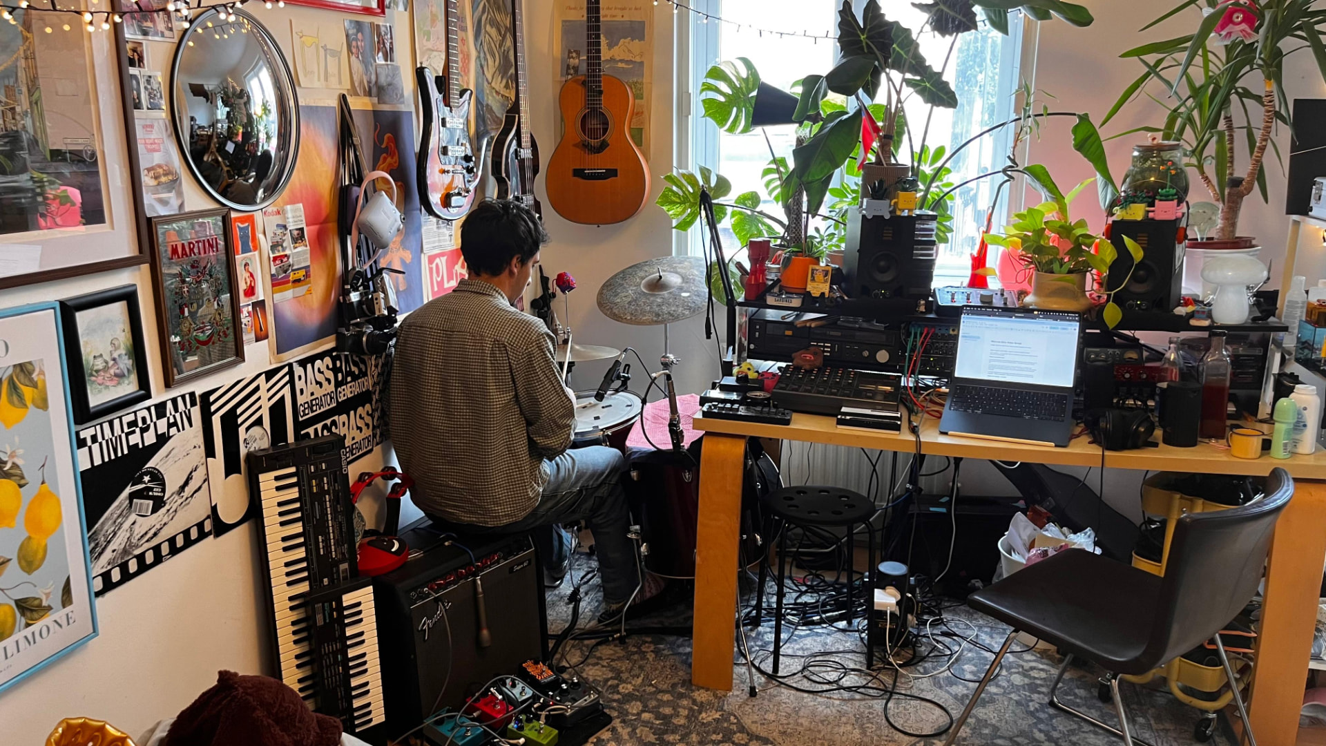Maximo working at the desk during a session
